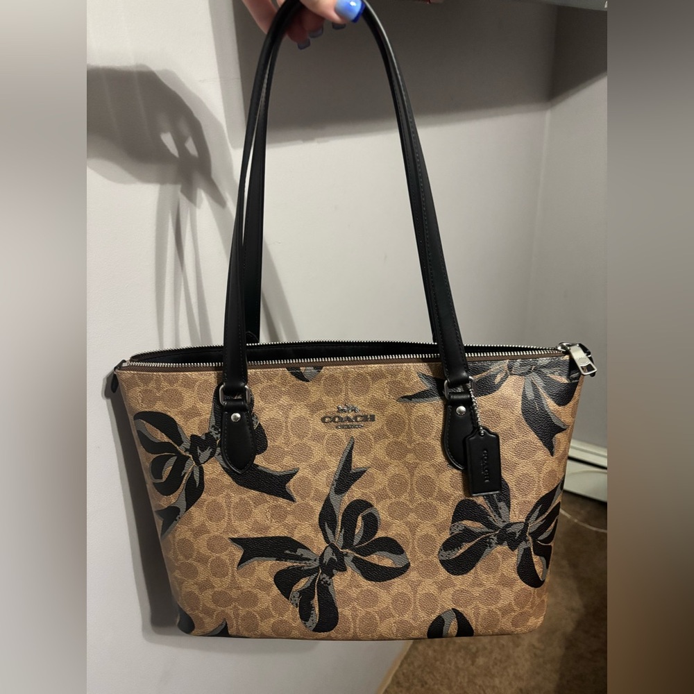Coach Gallery Tote - Signature canvas w/ bow print